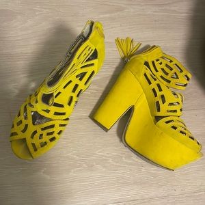 Geometric Cutout Wedge